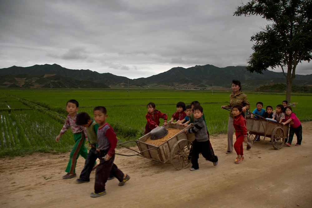 Allievi di una scuola elementare, nel nord della provincia di Hamgyong, il 20 giugno. - (David Guttenfelder, Ap/Ansa)