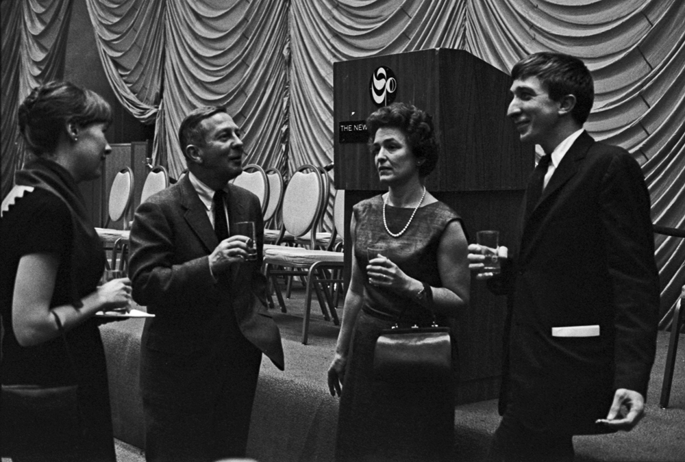 John Cheever (a sinistra) con la moglie Mary e lo scrittore John Updike con sua moglie Mary Pennington Updike durante la cerimonia per i National book awards all’hotel Hilton di New York, nel marzo 1964. - David Gahr, Getty Images