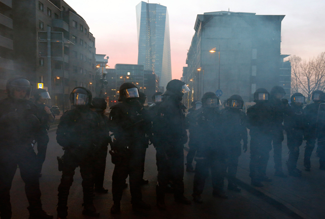 Gli agenti bloccano una strada vicino alla nuova sede della Bce. - Michael Dalder, Reuters/Contrasto
