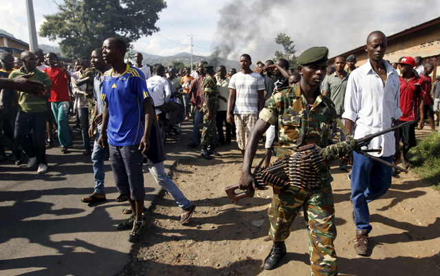Un soldato tra i manifestanti a Bujumbura, in Burundi, durante le proteste contro la candidatura del presidente Pierre Nkurunziza.  - Thomas Mukoya, Reuters/Contrasto