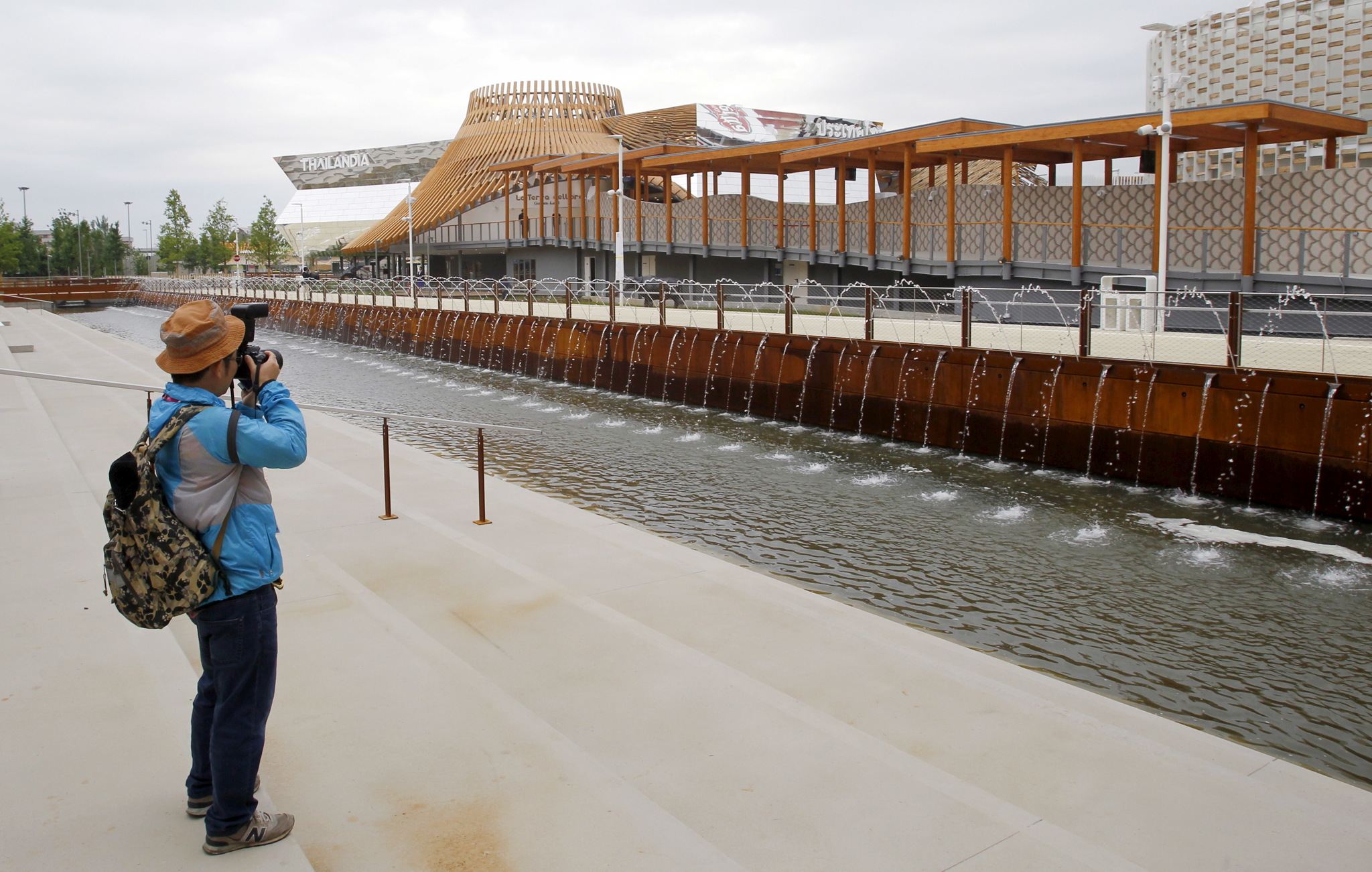 Un turista fotografa il padiglione thailandese. - (Alessandro Garofalo, Reuters/Contrasto)