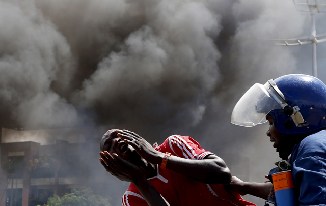Un manifestante e un agente a Bujumbura, il 13 maggio 2015. - Goran Tomasevic, Reuters/Contrasto
