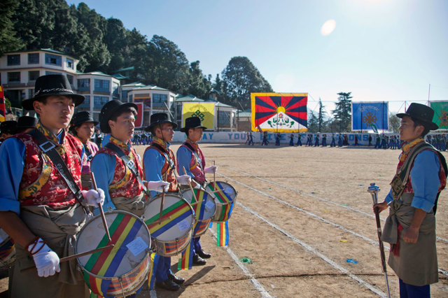 Studenti tibetani in esilio celebrano l’anniversario della fondazione della Tibetan children’s village school, a Dharmsala, in India. Nata nel 1960 come orfanotrofio, oggi la scuola garantisce un alloggio e un’istruzione a più di duemila bambini. - Ashwini Bhatia, Ap/Ansa