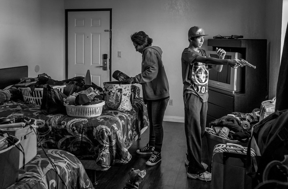 Melissa Ramon, il 25 maggio a Pomona, California. Ramon vive con il figlio in un motel che lei chiama “la giungla”. Ha trascorso nove anni nell’aeronautica dove è stata violentata dal suo istruttore e dai commilitoni. - (Mary F. Calvert, Alexia Foundation/Zuma Press/Mondadori Portfolio)