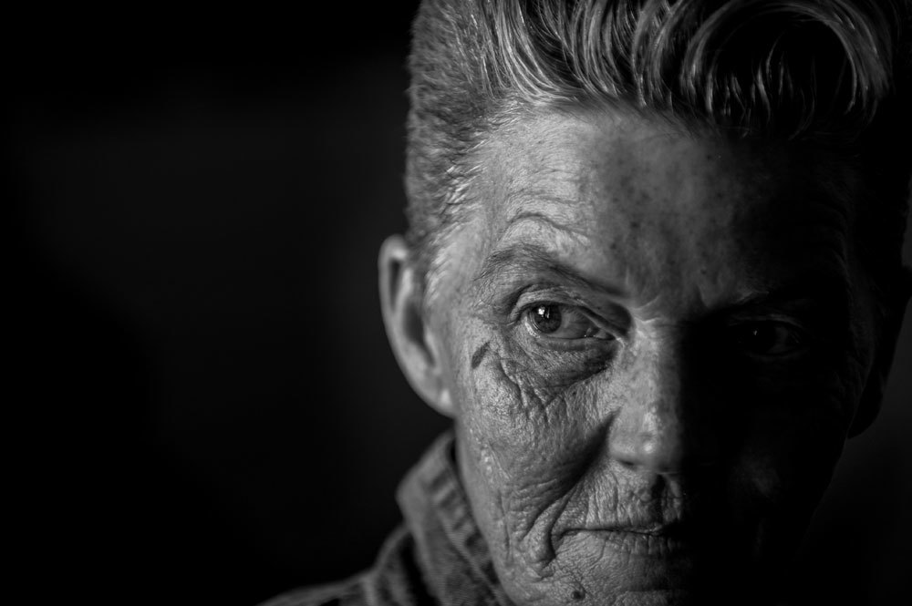 Debra Filter a Los Angeles, il 29 novembre 2014. Filter è entrata nell’esercito nel 1978. Dopo l’addestramento, definito “in stile Full metal jacket”, e lei e altre soldate sono state violentate alla festa di diploma dell’accademia militare. A causa di questo episodio ha lasciato l’esercito. Ha vissuto per dieci anni in strada ed è un’attivista per gli aiuti ai veterani. - (Mary F. Calvert, Alexia Foundation/Zuma Press/Mondadori Portfolio)