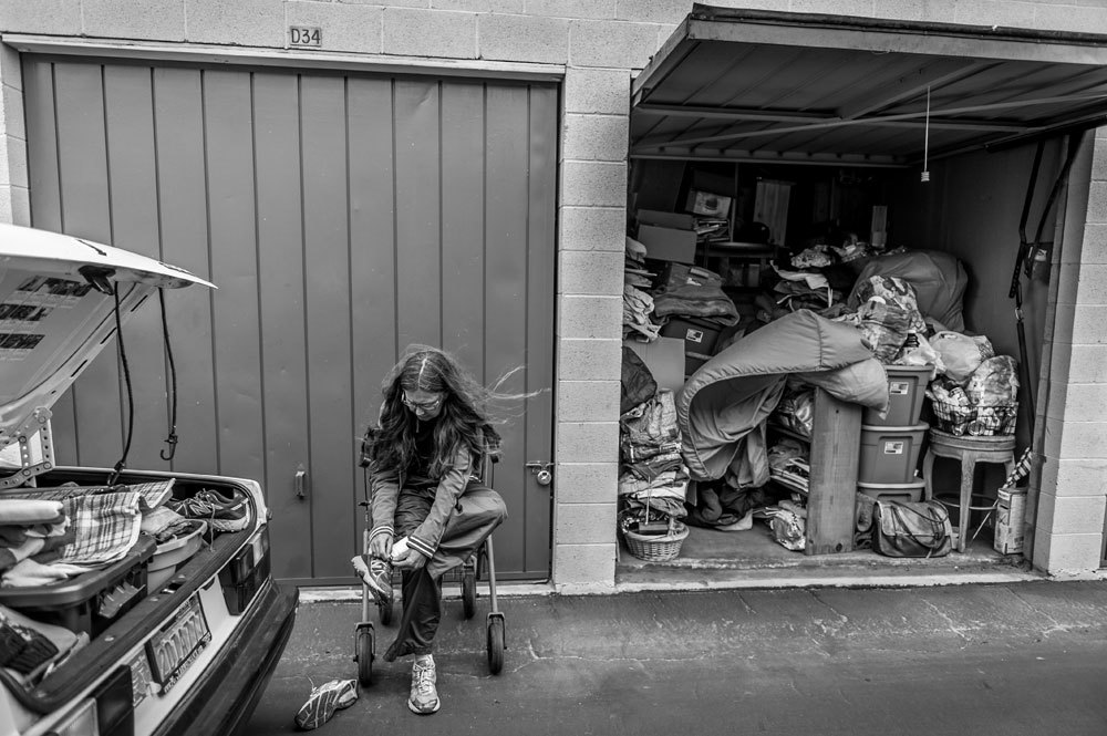 Darlene Matthews, a Costa Mesa, in California, il 30 novembre 2014. Vivendo in auto, tiene tutta la sua roba in un garage. - (Mary F. Calvert, Alexia Foundation/Zuma Press/Mondadori Portfolio)