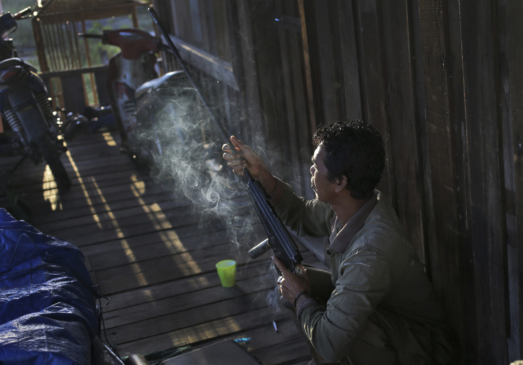 Un ambientalista prepara un sedativo per addormentare un orango durante le operazioni di salvataggio nella giungla nel Borneo indonesiano, il 5 gennaio 2016. - (Dita Alangkara, Ap/Ansa)
