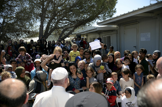 Papa Francesco al campo profughi di Moira, sull’isola greca di Lesbo, il 16 aprile 2016. - Filippo Monteforte, Reuters/Contrasto