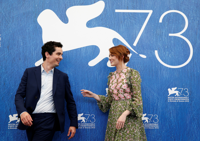 Il regista Damien Chazelle e l’attrice Emma Stone al festival del cinema di Venezia per la presentazione del musical “La La Land”, il 31 agosto 2016. - Alessandro Bianchi, Reuters/Contrasto