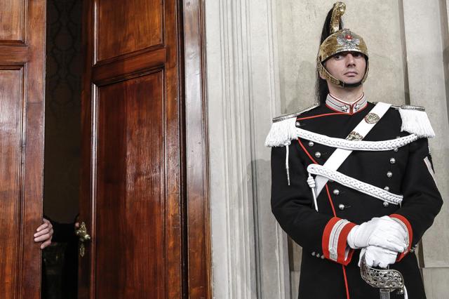 Nella loggia d’onore del Quirinale durante le consultazioni del presidente della repubblica Sergio Mattarella, il 9 dicembre 2016. - Giuseppe Lami, Ansa