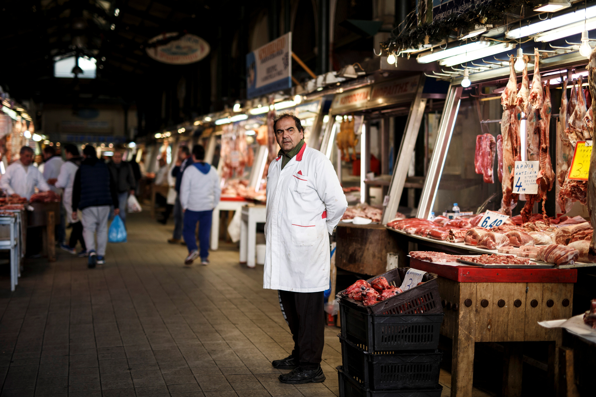 Un macellaio nel mercato principale di Atene. - (Alkis Konstantinidis, Reuters/Contrasto)