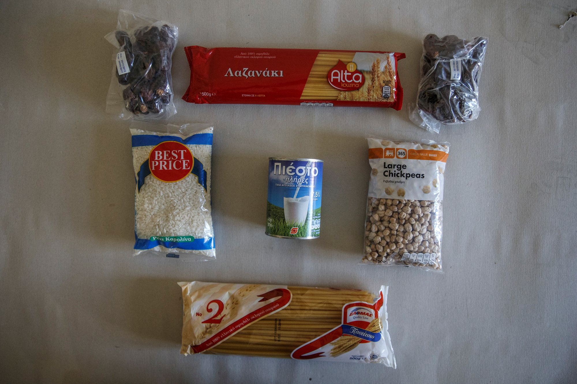 Alcuni prodotti alimentari disponibili nella mensa. - (Alkis Konstantinidis, Reuters/Contrasto)
