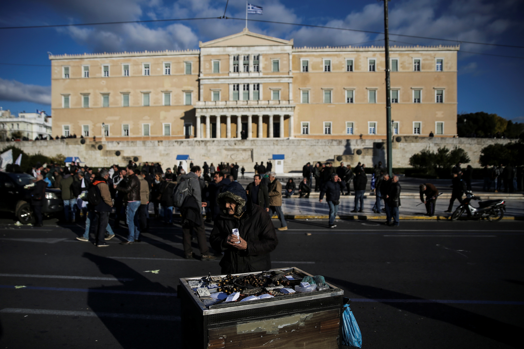 Un uomo vende castagne davanti al parlamento di Atene. - (Alkis Konstantinidis, Reuters/Contrasto)