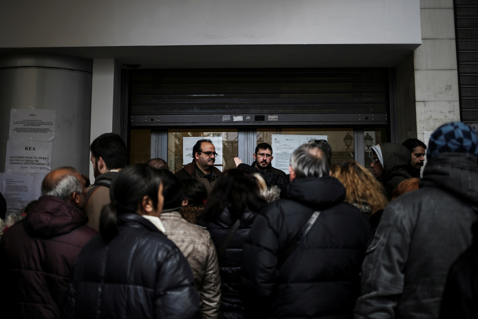 La fila per richiedere dei sussidi davanti a un ufficio del comune di Atene. - (Alkis Konstantinidis, Reuters/Contrasto)