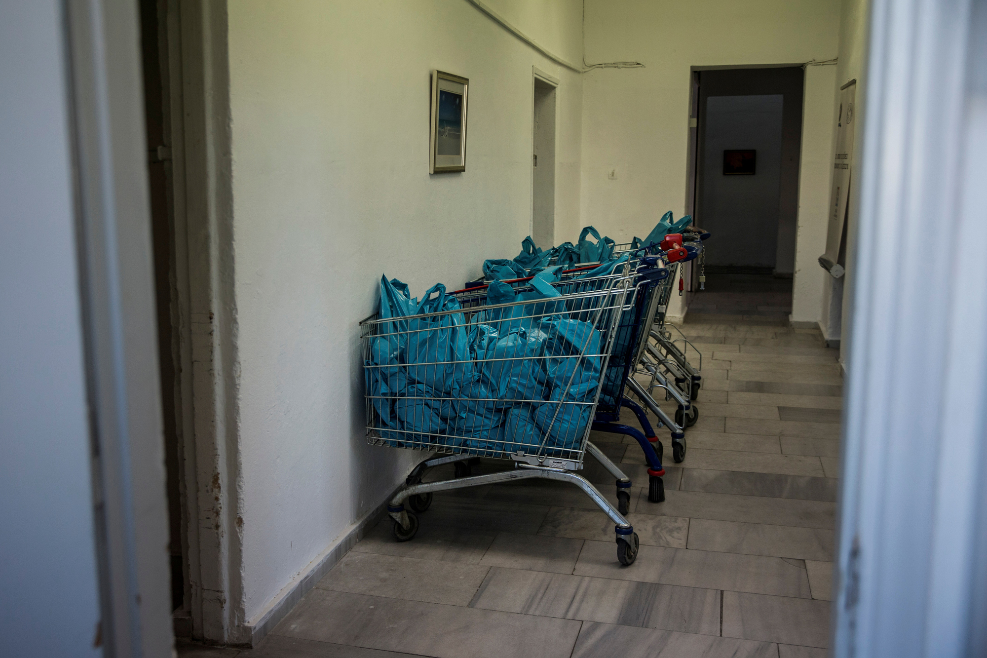 Carrelli carichi di cibo per il banco alimentare gestito dalla chiesa ortodossa di Atene. Circa 26mila persone sono registrate al programa. - (Alkis Konstantinidis, Reuters/Contrasto)