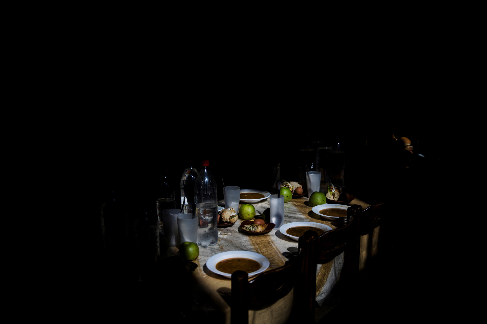 Il cibo servito su un tavolo della mensa gestita dalla chiesa ortodossa di Atene. - (Alkis Konstantinidis, Reuters/Contrasto)