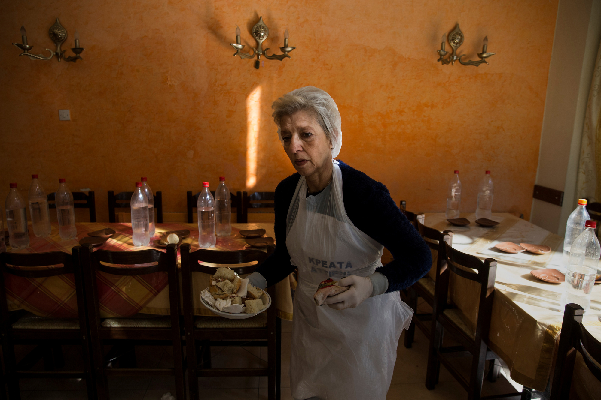 Eva Agkisalaki , 61 anni, è un’insegnante in pensione che lavora nella mensa. La donna non ha diritto alla pensione perché il suo contratto si è concluso quando l’età del pensionamento è salita a 67 anni. Vive con la pensione del marito che è stata tagliata da 980 a 600 euro a causa dell’austerità. In cambio del suo aiuto alla mensa, la chiesa le offre un sostegno finanziario. - (Alkis Konstantinidis, Reuters/Contrasto)