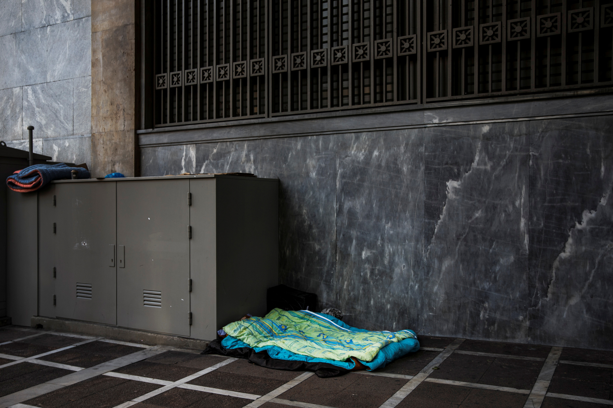Le coperte di un senza fissa dimora nel centro di Atene. - (Alkis Konstantinidis, Reuters/Contrasto)
