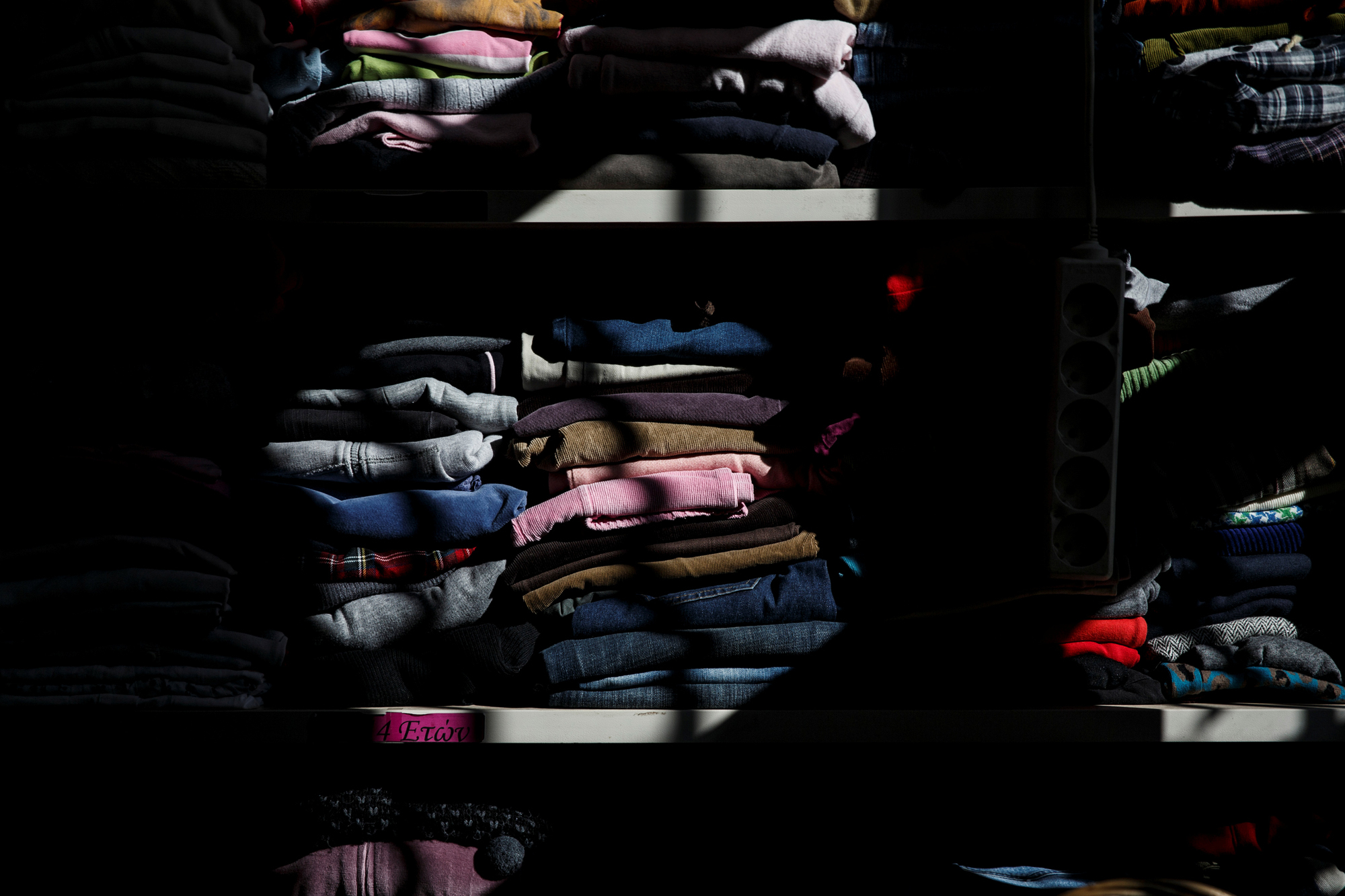 Vestiti per bambini donati a un centro del comune di Atene. - (Alkis Konstantinidis, Reuters/Contrasto)