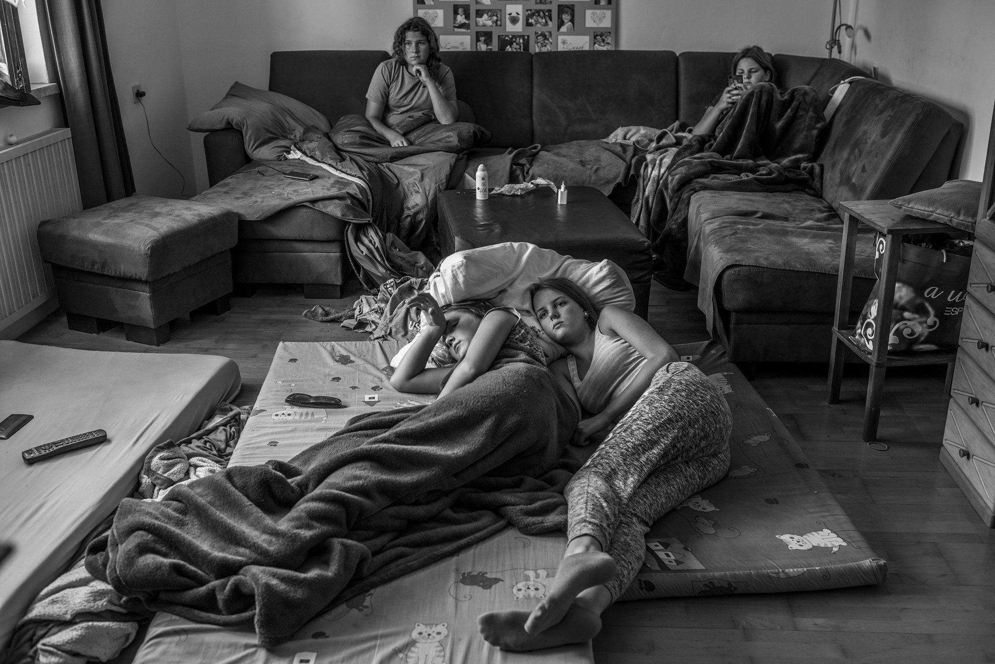 Finalista nella categoria progetti a lungo termine, storie. Le due sorelle Hannah e Alena vivono nel villaggio di Merkenbrechts, una zona rurale tra l’Austria e la Repubblica Ceca. La fotografa Carla Kogelman le ha seguite nelle estati tra il 2012 e il 2017. - (Carla Kogelman)