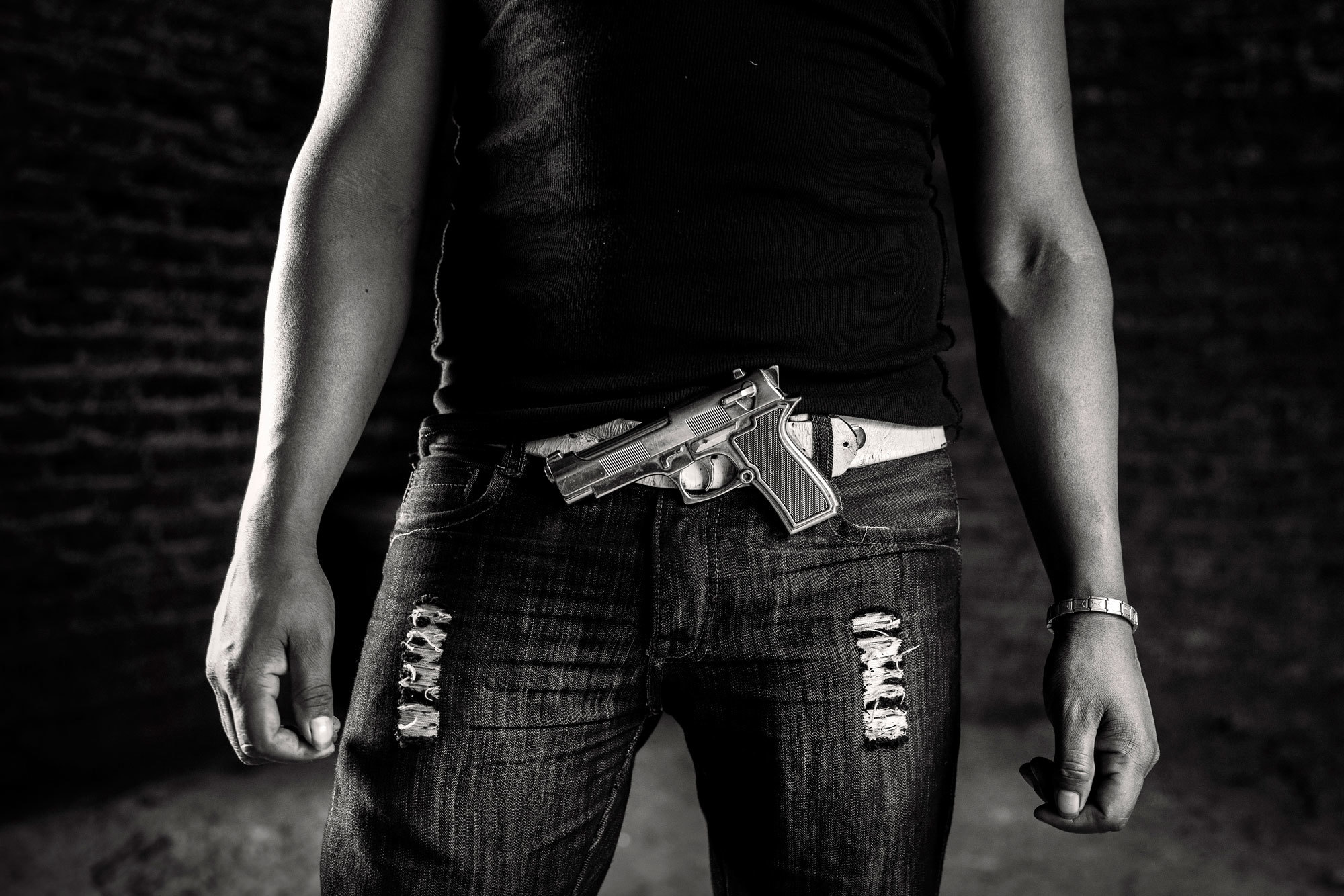 Finalista nella categoria progetti a lungo termine, storie. Un giovane appartenente a una gang colombiana. L’espansione del fenomeno delle bande criminali ha creato paura e incertezze negli abitanti della regione. 5 agosto 2010-12 agosto 2017. - (Javier Arcenillas)