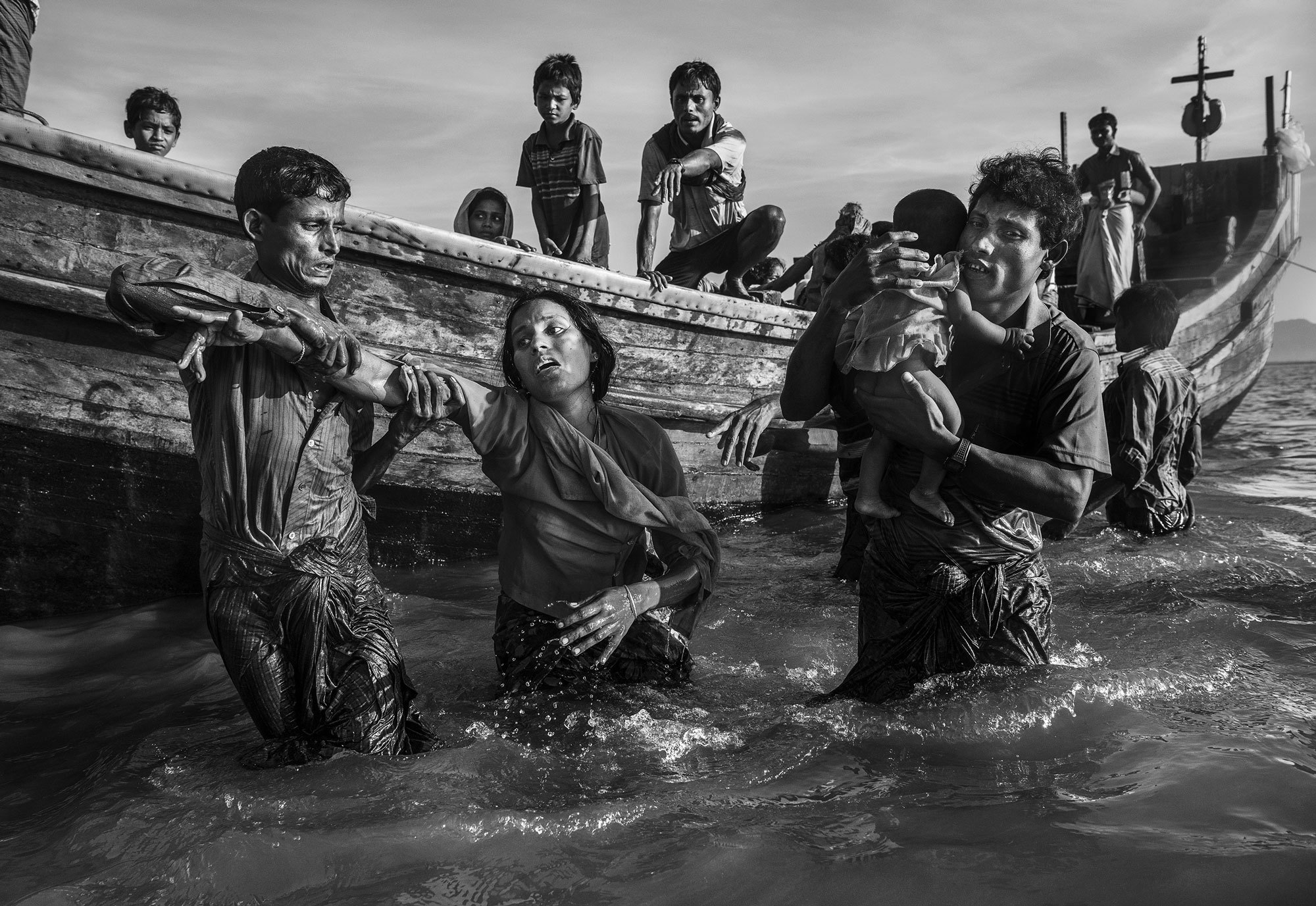 Finalista nella categoria general news, storie.  Migliaia di musulmani rohingya sono fuggiti dalla pulizia etnica attuata dalle autorità birmane e hanno raggiunto il Bangladesh a piedi o in barca. Molti sono morti nel viaggio. In Bangladesh, i rifugiati sono stati ospitati in insediamenti di fortuna. 19 settembre-2 novembre 2017. - (Kevin Frayer, Getty Images)