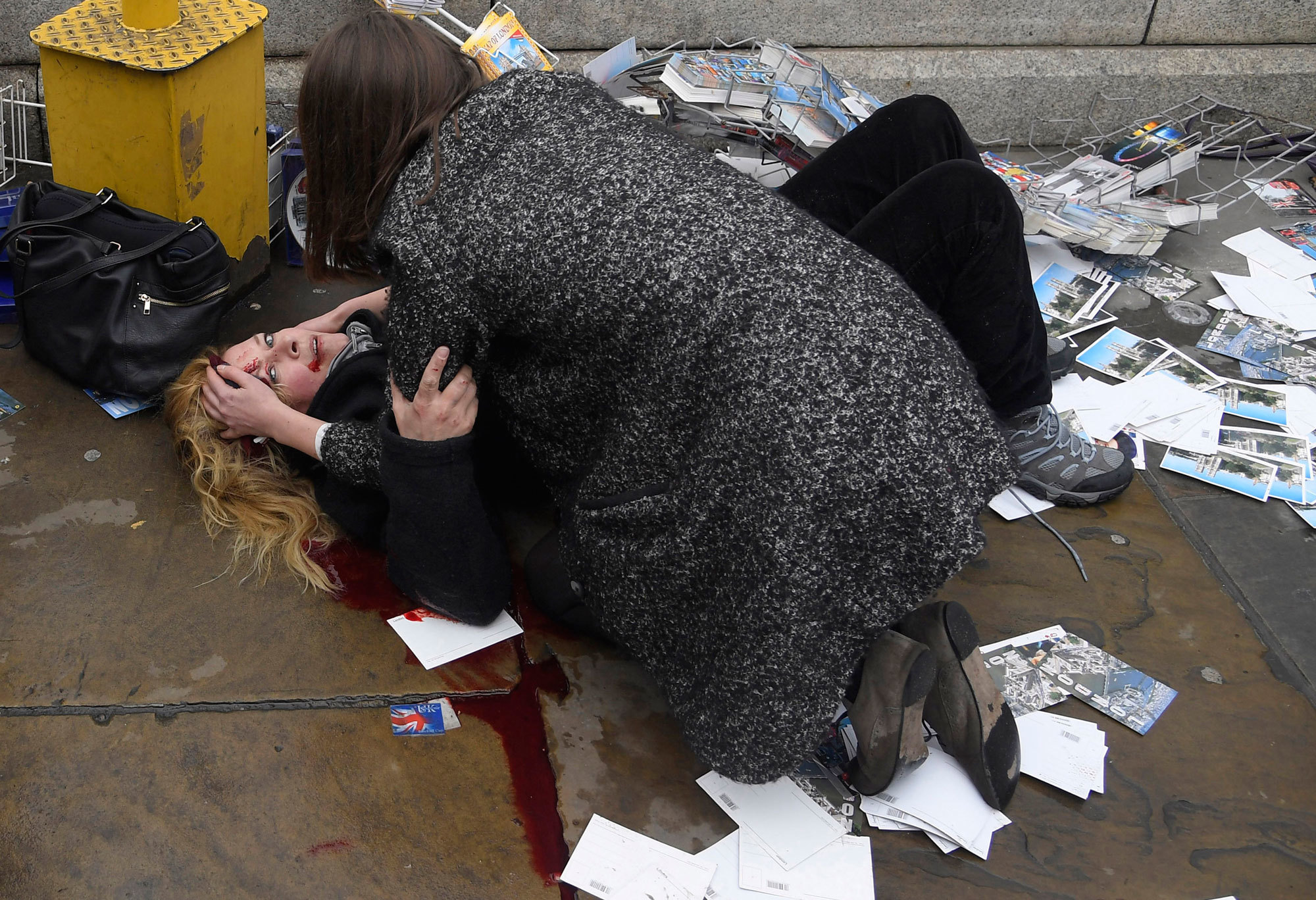 Finalista nelle categorie foto dell’anno e spot news, storie. Una donna ferita da un’auto che ha investito i pedoni sul ponte di Westminster a Londra, 22 marzo 2017. - (Toby Melville, Reuters)