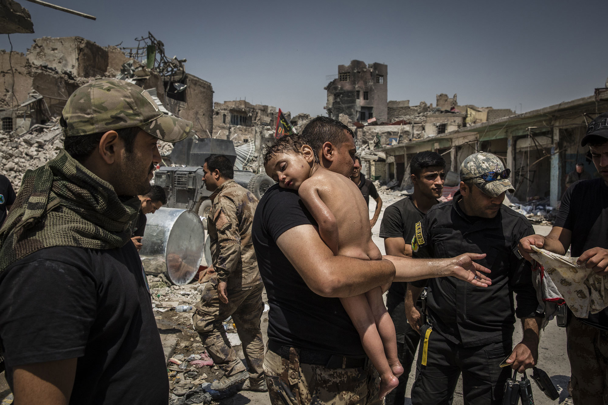 Finalista nelle categorie foto dell’anno e general news, storie. Un bambino ferito durante gli scontri a Mosul tra l’esercito iracheno e i miliziani del gruppo Stato islamico, 12 luglio 2017. - (Ivor Prickett)