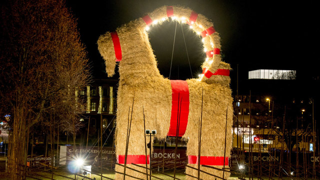 La capra di Natale in fiamme