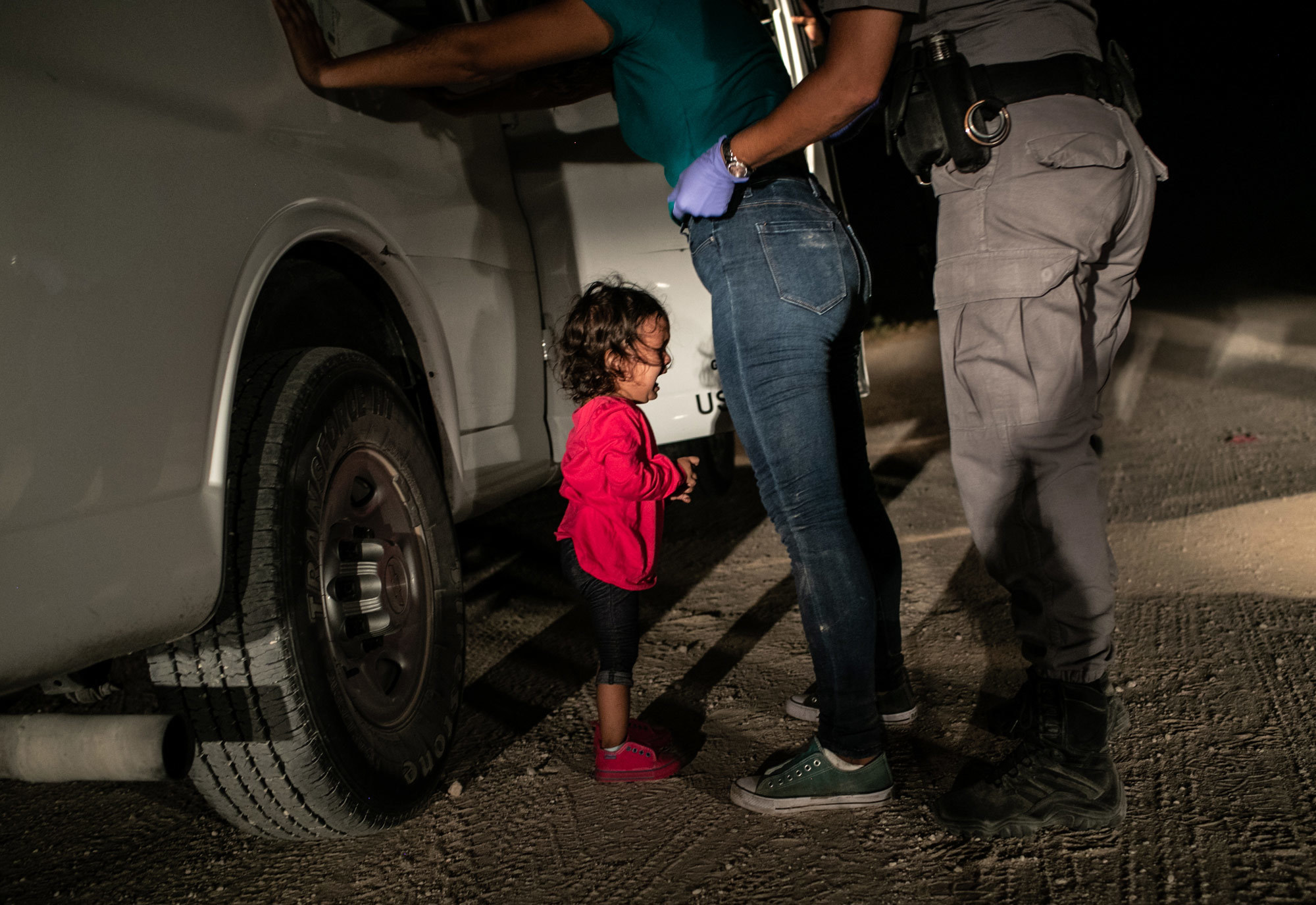 Foto dell’anno e spot news, singole. Una bambina piange mentre la madre, una migrante honduregna, viene perquisita dalla polizia di frontiera statunitense. - (John Moore, Getty Images)