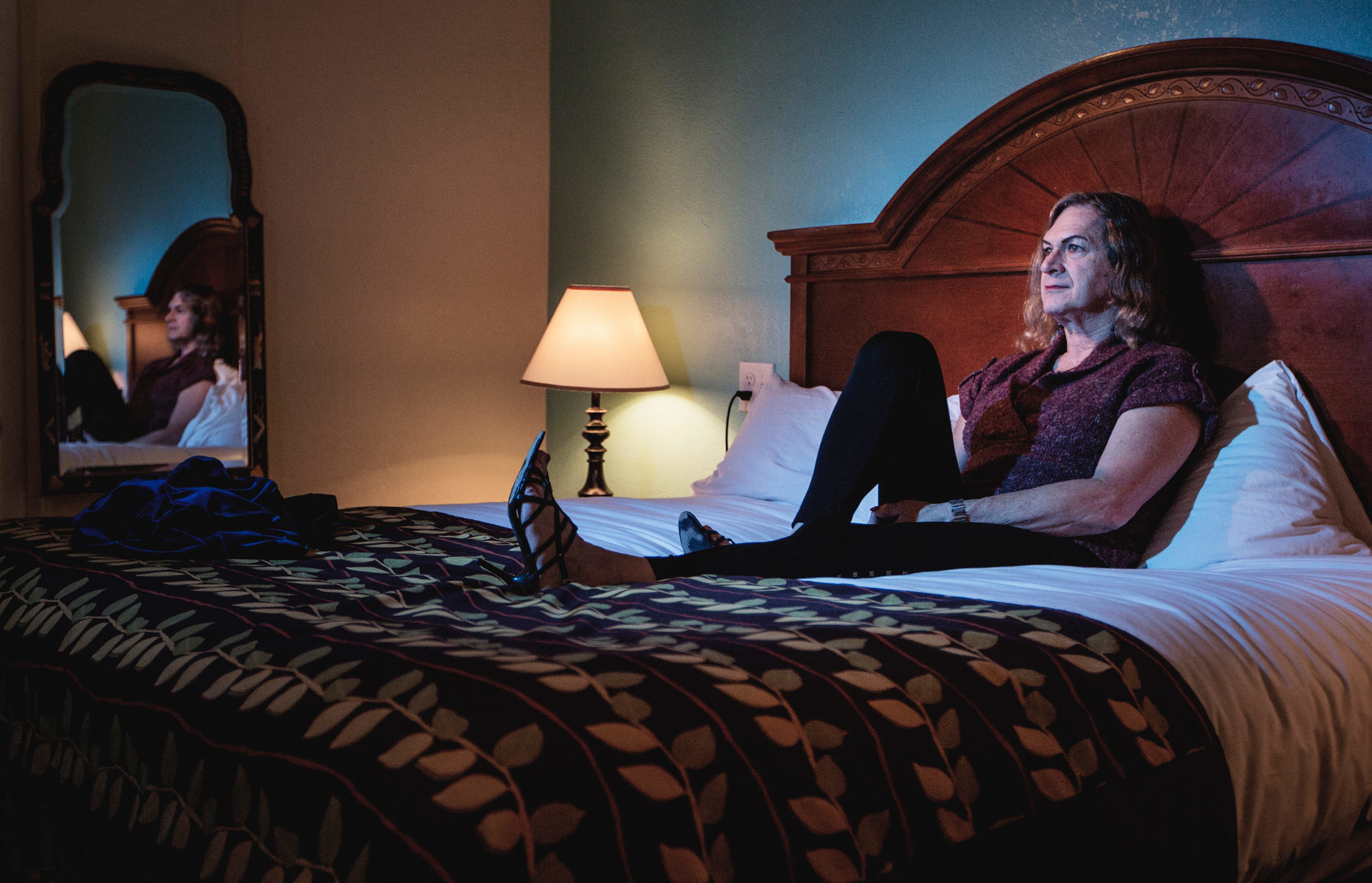 Ritratti, storie. Margot, 64 anni, Oakland, California. Ha cominciato a travestirsi da donna quando aveva 5 anni, ma lo ha nascosto fino ai 59. - (Jessica Dimmock per Topic)