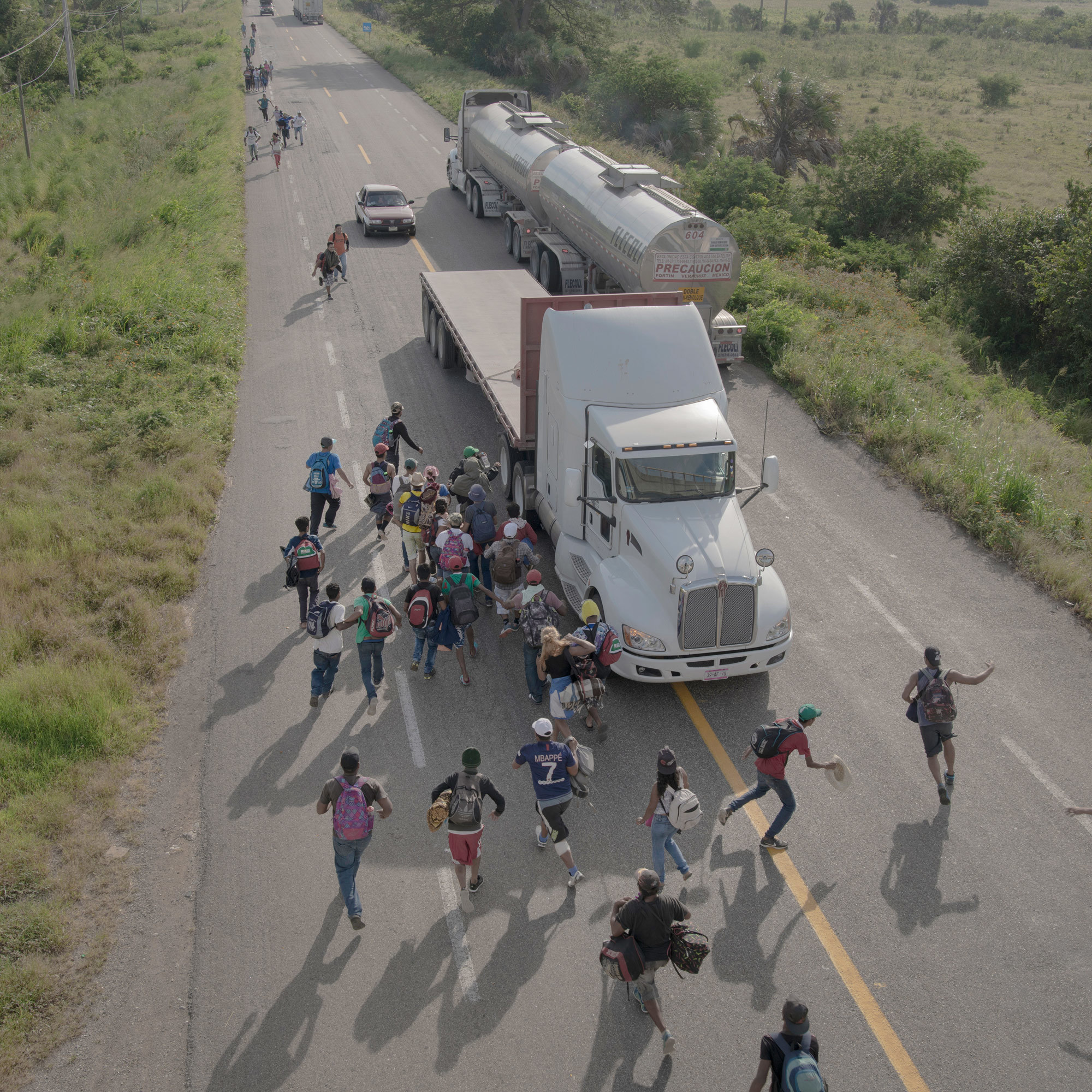 Spot news, storie. Un gruppo di migranti della carovana diretta negli Stati Uniti sale su un camion vicino a Tapanatec, in Messico. - (Pieter Ten Hoppen, Agence Vu/Civilian Act)
