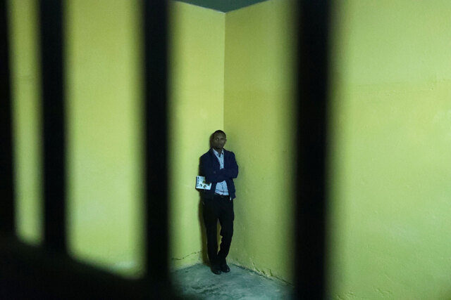 BefeQadu Z. Hailu  posa nella cella dell’ex carcere di Addis Abeba dove è stato rinchiuso come prigioniero politico, il 6 settembre 2019. Le autorità etiopi hanno aperto la struttura al pubblico per quattro giorni. - Tiksa Negeri, Reuters/Contrasto
