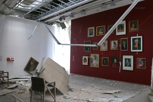 Tra i vetri infranti del museo Sursock di Beirut Tra i vetri infranti del museo Sursock di Beirut
