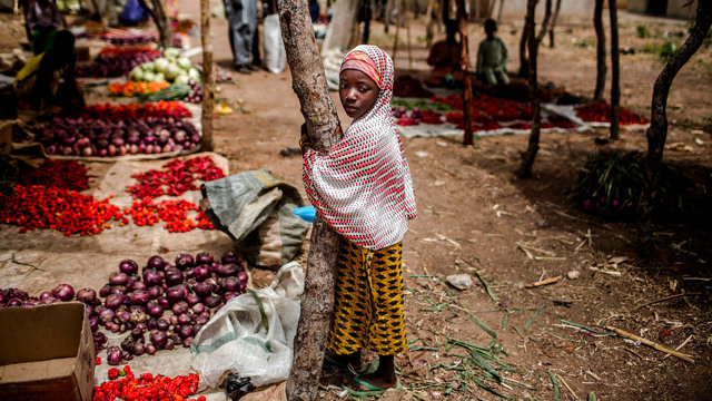 Le bambine nigeriane usate come "aiutanti domestiche" - Daisy Odey - Vimarsana News