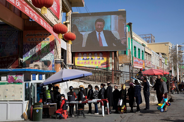 Controlli di sicurezza all’ingresso di un mercato a Hotan, nello Xinjiang, Cina, 3 novembre 2017. - Ng Han Guan, Ap/LaPresse