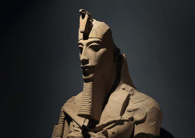 Una statua del faraone Akhenaton nel museo di Luxor, Egitto, 7 gennaio 2022. - Manuel Cohen, Afp