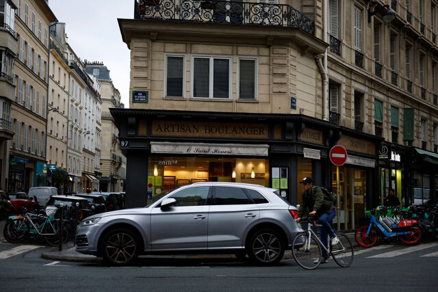 Gli elettori di Parigi approvano l’aumento delle tariffe di parcheggio per i suv