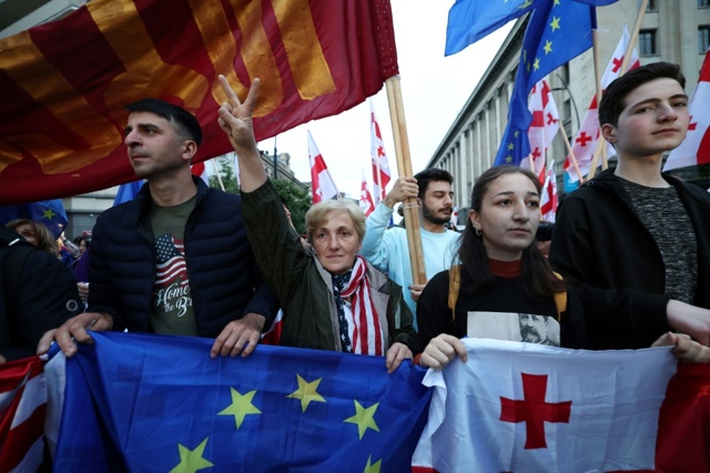 Il parlamento georgiano approva la legge sugli agenti stranieri aggirando il veto presidenziale
