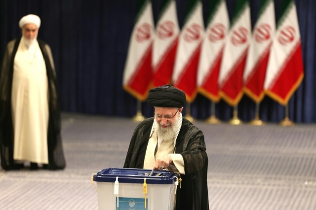 Gli iraniani alle urne per le elezioni presidenziali