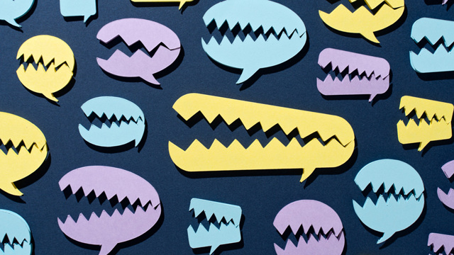 In che modo i social network alimentano le divisioni e l’ostilità