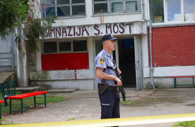 Bosnia Erzegovina, tre impiegati di un liceo uccisi da un collega