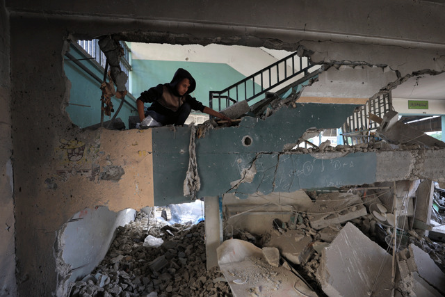 almeno 33 morti nel bombardamento israeliano di una scuola nella citt224 di gaza