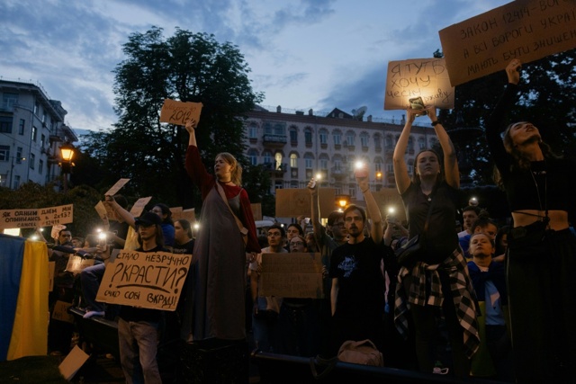 l8217ucraina indebolisce le agenzie anticorruzione proteste a kiev