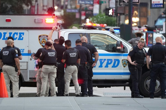 un uomo apre il fuoco in un grattacielo di new york uccidendo quattro persone
