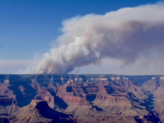 Un incendio sta devastando una parte del Grand Canyon, negli Stati Uniti Un incendio sta devastando una parte del Grand Canyon, negli Stati Uniti