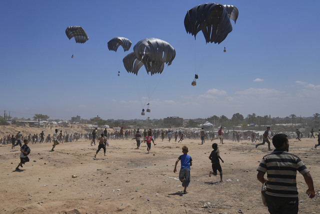 Il lancio aereo di aiuti non fermerà mai la carestia a Gaza Il lancio aereo di aiuti non fermerà mai la carestia a Gaza