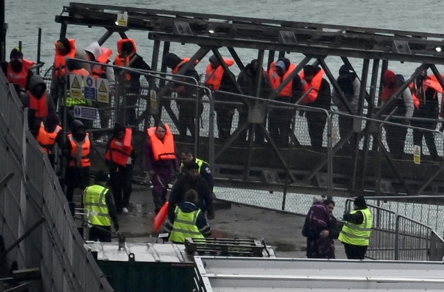 Londra annuncia di aver trattenuto i primi migranti in base al nuovo accordo con Parigi Londra annuncia di aver trattenuto i primi migranti in base al nuovo accordo con Parigi