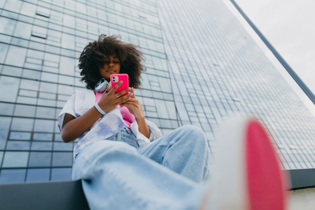 il mondo parallelo degli influencer adolescenti su whatsapp
