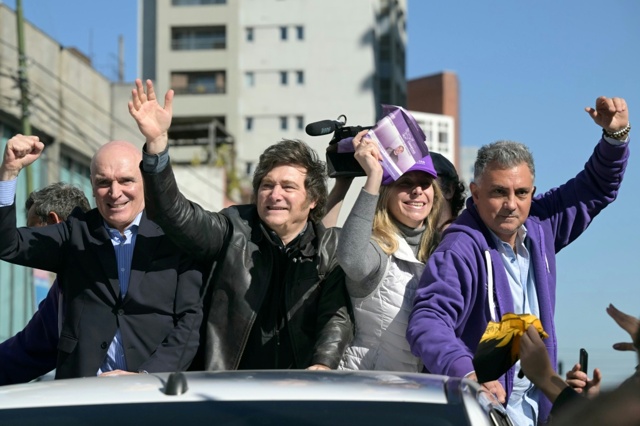 manifestanti lanciano pietre e bottiglie contro il presidente argentino milei